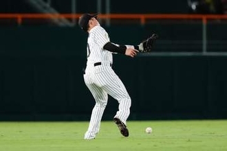 甲子園に響いた大きなため息　阪神・木浪が痛恨の落球…マウンドのドリス呆然、2戦連続スタメンも