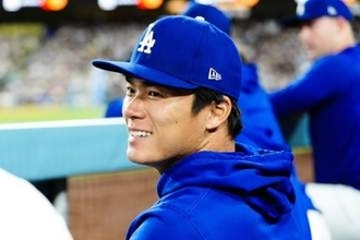 山本由伸が笑顔で…“超大物”と記念の2ショット　ド軍が投稿した1枚にSNS注目