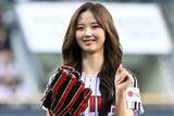 「へそ出し豪快投球が「まるで天使」　プロ野球に降臨した美女に興奮「マウンドで輝く清純美貌」」の画像1