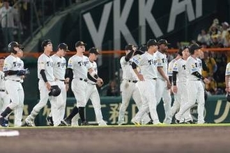 阪神の敗戦直後…敵味方関係なしの2人が「胸熱」　突然ダッシュで「ハグするのかと」
