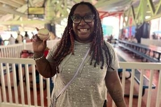 大谷翔平1号を幸運キャッチ、敵地の女性ファンは大興奮「ずっと待ってました」