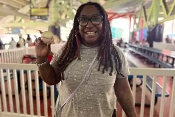 大谷翔平1号を幸運キャッチ、敵地の女性ファンは大興奮「ずっと待ってました」