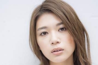 腹筋を大胆公開、“野球女子”が美ボディ披露　ショーパン姿で真剣ショット