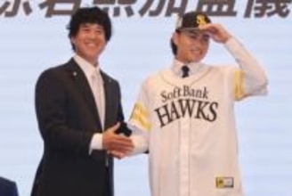 衝撃の激似にファン騒然　鷹に加わった台湾の至宝、宿敵球団の人気者に「そっくり」