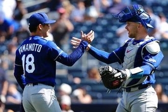 山本由伸を抱き寄せた人物の「表情をご覧よ」　ファン発見、本人よりも「嬉しそう」