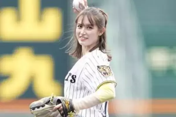 「綺麗すぎて二度見」甲子園に登場した“才媛美女”　ショートパンツでの一投に喝采「お人形さん」