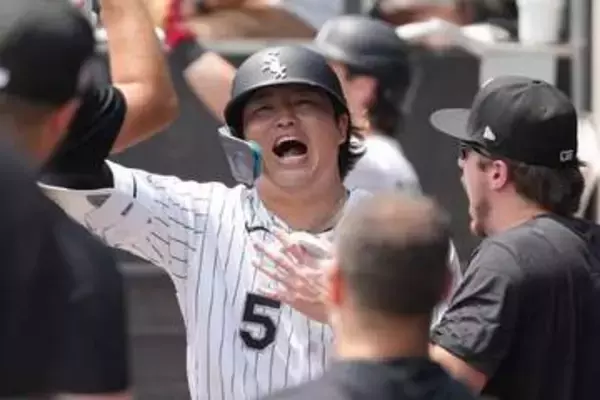 へそ出し“世界的スター”が「美しすぎる」　村上出場試合で…笑顔の一投は「最高の始球式」