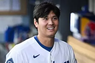 りくりゅうペア、ドジャースタジアムに来場　オリジナルユニで2ショット…仲良くキャッチボールも