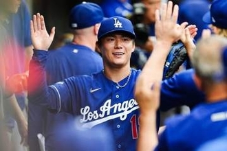 山本由伸への“愛情炸裂”　ド軍282億円男が突如の日本語…7回0封に「よくやった」