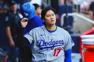 大谷翔平が“鋭い眼光”を向けた人物　対照的な2人…ベンチで発見「ニヤついてる」