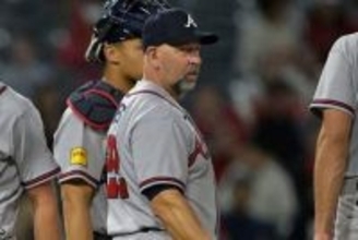 大乱闘で62歳老将が衝撃のタックル　191cmの66億円男も“グラッ”…米爆笑「完璧なフォームだ」