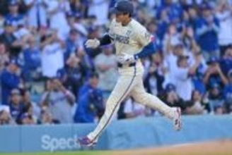 大谷翔平の4号にベッツが“困惑”？　ベンチでロハスと謎ポーズ、LA実況も爆笑