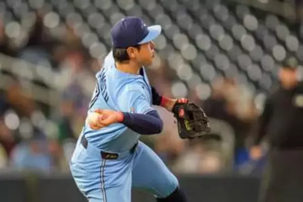 10号だけじゃない…岡本和真の美技にカナダ実況興奮　エースも拍手「何というプレー」