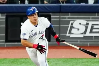 岡本和真に判明した「3/30」　“逃した”14号に本拠地騒然…6月に入り復調の兆し