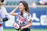 「14連勝レ軍に朗報…「あまりに美しい」48歳人気女優が降臨　話題の豪快投球「女神爆誕」」の画像1