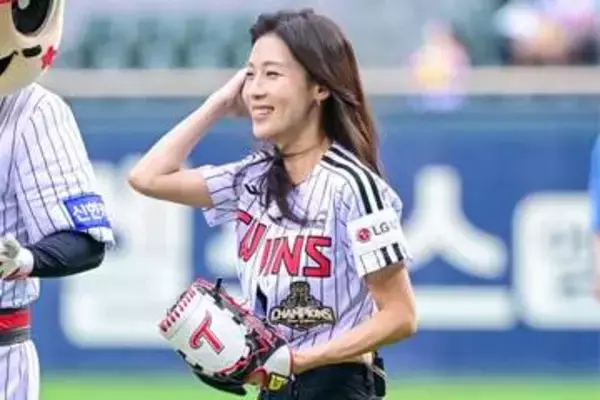 14連勝レ軍に朗報…「あまりに美しい」48歳人気女優が降臨　話題の豪快投球「女神爆誕」