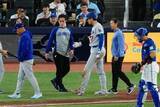 「大谷翔平に危ない場面　捕手の送球する手が左腕付近に直撃…トレーナー駆け付け、場内騒然」の画像1