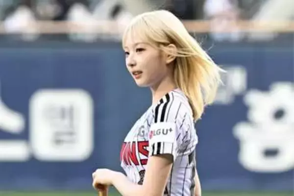 へそチラリの“豪快スイング”「ほんと可愛い」　金髪美女に熱視線…ファン悶絶「天使」