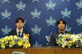 「鷹→DeNA電撃加入、尾形崇斗＆井上朋也が入団会見　移籍で「福岡を離れる寂しさも感じていた」」の画像1