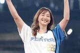 「「41歳とか嘘だろ」華やかな女性タレントに虜　笑顔溢れる豪快投球に興奮「めっちゃキレイ」」の画像1