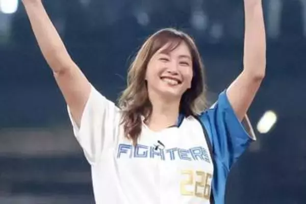 「41歳とか嘘だろ」華やかな女性タレントに虜　笑顔溢れる豪快投球に興奮「めっちゃキレイ」
