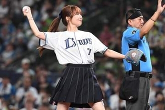 36歳元アイドルに「ビックリした」　ミニスカ姿で可憐な一球…変わらぬ姿が「ステキ」