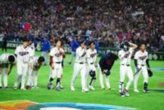 ベンチで呆然…目を拭ったキム・ヘソンに「泣ける」　立ち上がれぬ韓国主砲に日本人も涙