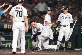 甲子園怒号、森下翔太の死球に騒然　左手首に直撃か→まさかの交代、31HRはセ1位