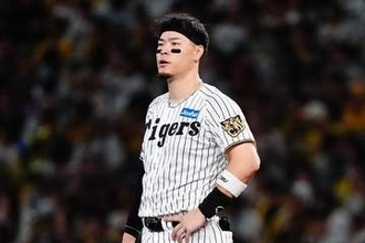 阪神激震、3冠王・佐藤輝明がスタメン外れる　前日に左膝付近に自打球→途中交代…4番は大山