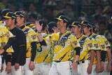 「阪神が単独首位に浮上、藤川監督は藤浪の力投を称える　「同じ野球界の人間としては嬉しい」」の画像1