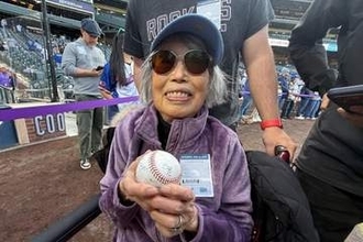 大谷翔平、100歳の日本人女性に“神対応”　サイン→握手受け感激「夢みたい」