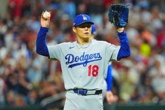 「何度見てもいい」山本由伸が敵と交わした“リスペクト”　米からも称賛相次ぐ「映画のワンシーン」
