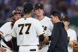 「巨人ハワード、4回途中に緊急降板　犠打処理の際に負傷か…送球後にマウンド付近で動けず」の画像1