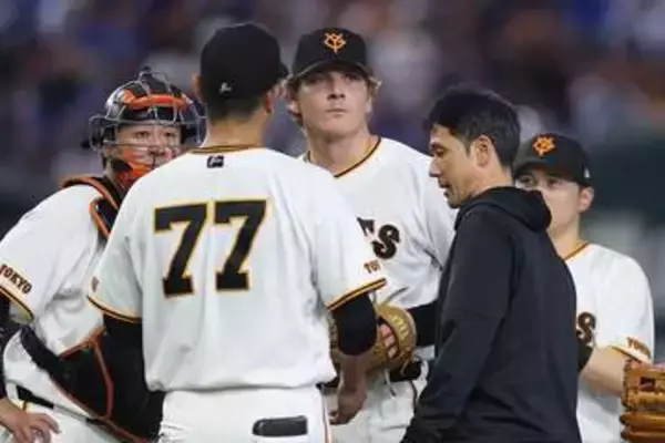 「巨人ハワード、4回途中に緊急降板　犠打処理の際に負傷か…送球後にマウンド付近で動けず」の画像