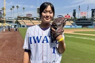ド軍戦で女子高生が“剛速球”始球式　朗希へノーバウンド投球…本拠地に大歓声