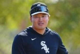 村上宗隆が見せた“敬意”　菊池雄星と再会…両手で握手→深々ペコリ、試合前に和やかムード