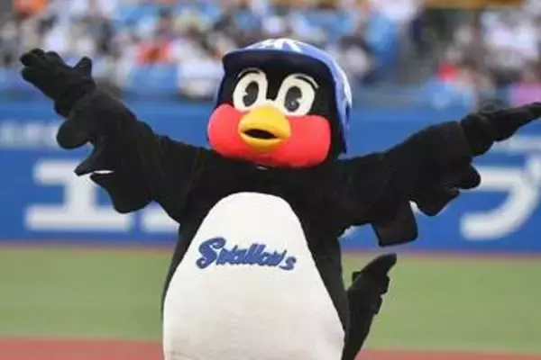 「つば九郎が神宮に登場　雨のグラウンドでファンと“再会”…高津前監督「選手の背中押す」」の画像