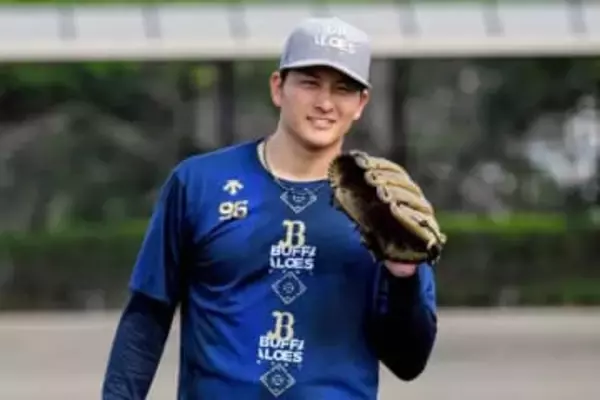 オリに現れた「爽やか王子」　ビシッとスーツに輝く笑顔…ファンも虜「ほんまイケメンやな」