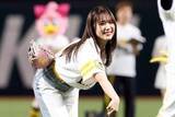 「鷹の勝利納得？「毎試合来て！」　驚異“〇〇〇〇〇〇〇”…人気美女に感謝の声「ほんと無敵」」の画像1