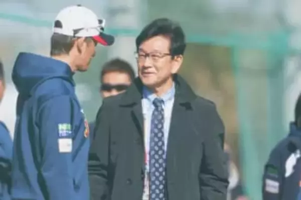 侍J前監督・栗山英樹氏が宮崎合宿訪問　ダルビッシュと熱い抱擁…井端監督と約30分の談笑