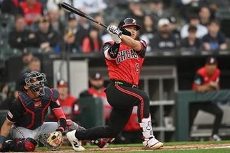 村上宗隆、メジャートップタイ11号　驚異の年間68HRペース…“片手”での豪快弾に本拠地歓声