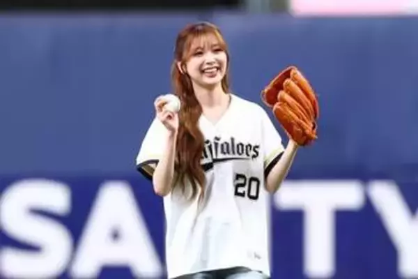 長髪ふわりの可憐ピッチ　超人気美女がまさかの結果に“ハニカミ笑顔”も…直後に届けたペコリ
