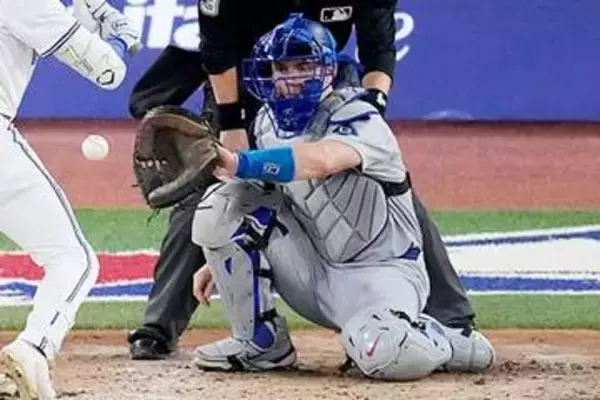 日本捕手の基本の構えは「強いストレスに」　MLBでは95％超…世界基準の“片膝立ち”