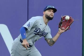 ド軍の25歳名手が「流石すぎる」　外野から強肩ジャンピングスロー…MVP男と「連携完璧」