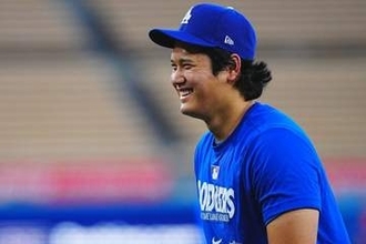 大谷翔平、半袖が“悲鳴”を上げる太さ　長女は左手一本…規格外の二の腕に騒然「マジデカい」