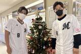 「ロッテ中村奨吾、こども病院を訪問「試合に出て元気を届けたい」　今江氏とともに寄付も」の画像1