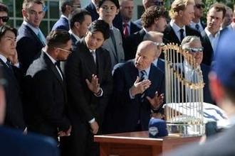 ド軍ナインがホワイトハウスを訪問　トランプ大統領と対面…大谷翔平は黒いスーツで最前列