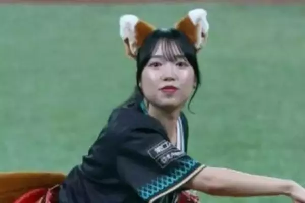 美女が豪快足上げから“ストライク投球”「可愛すぎるわ」　きつね姿での大役にファン悶絶