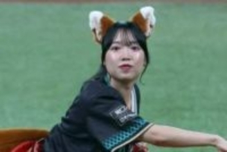 美女が豪快足上げから“ストライク投球”「可愛すぎるわ」　きつね姿での大役にファン悶絶