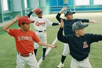 低学年の投げ方は“先に回転動作”　ボールを使う前に…イメージで覚える基礎固め